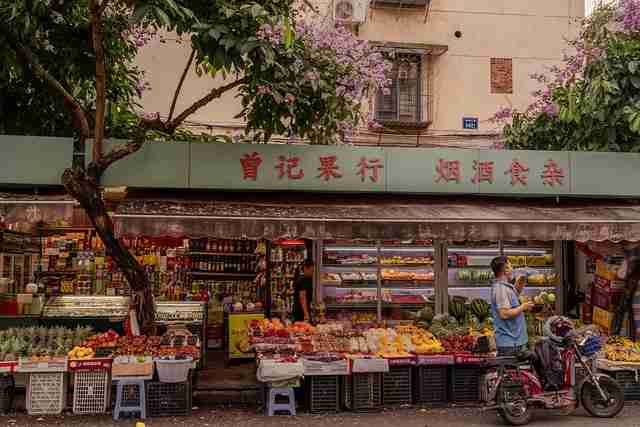 黑料网曝出偶像组合成员疑似恋情曝光引网友震惊，不雅照疯传持续发酵